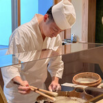 成生 - 揚げにかかる志村氏