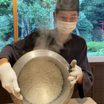 成生 - ご飯は羽釜を使って薪で炊きます