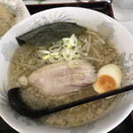 しまや - 背脂入りでマイルドなラーメン