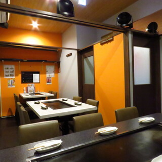 全席鉄板で楽しむ♪個室あり広々テーブル！座敷にカップルシート
