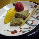 岩さき - イチゴ、八朔、蓮根餅、黒豆餅。
