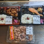 Marusan - 兄ぃの夕食、唐揚げ弁当と鮭弁当(各270円)と、お赤飯456g(税込389円)…　こんだけ食べて929円ですよ…