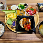 畑とキッチンカフェ - プレートランチ　1345円。釜戸炊きご飯は何杯でもお代わりOKです(ﾉ◕ヮ◕)ﾉ*.✧