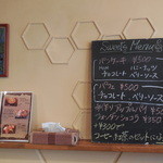 CAFE +++ BAR HONEY STYLE - 壁に置かれたボード
