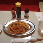 純喫茶ヒロ - ステンレスの楕円形のプレートがたまらン。
      そして、ケチャップ少し少なめでライトな味付け