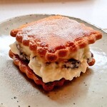 179690132 - レーズンバターサンド。