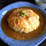 メインのオムライス、カレーソースが卵にマッチしています。