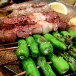 左奥より：つくね、レバー、ししとう