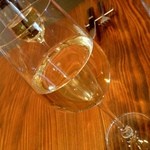 ビストロ カンパーニュ - グラスの白ワイン