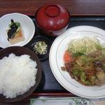 Oshokujidokoro Nakano - おふくろ定食（650円）。本来はお味噌汁ではなくうどんが付きます。