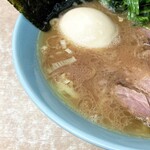 横濱ラーメン あさが家 - 豚骨の香りが良く、旨味のあるスープ。