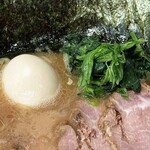 横濱ラーメン あさが家 - ほうれん草＆味玉。