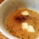 湯梅軒 - スープ割りには角切りの林檎とさいぼし(馬肉の干し肉)