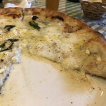 大衆イタリア食堂アレグロ - ４種のチーズが異常にジュースィーです。ピースを持ち上げるとピザ皿がビッシャビシャ(°▽°)