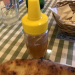 大衆イタリア食堂アレグロ - クワトロフォルマッジにはお好みで蜂蜜も使うんですが、なるほど４種のチーズによる複雑な塩味が蜂蜜の甘味でとても円やかなスイーツに早変わりします。