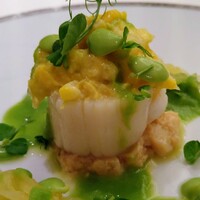 ラ・ベカス - 黄色と緑が映える美しさ…とうもろこしと枝豆、グリーンピースのソース