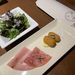 Motive Pizzeria E Caseificio - ペコリーノハーフサラダ＋プチ前菜2種