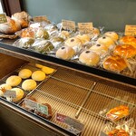 ブレッディオ - 菓子パン&惣菜パンのコーナー。