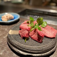 李昇 本館 - 特選タン短冊焼き、塩上ホルモン脂付き（ハーフ）