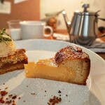 サティトズテーブルワークス - レモンチーズフィリングケーキ　真ん中のチーズケーキ部分がとろけた。レモンなのにすっぱくなくて好み〜。