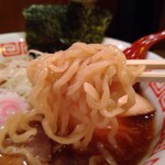 鶴松富士 - 中太の多加水平打ち縮れ麺