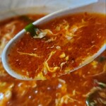 辛麺屋輪 - スープにはニラ、溶き卵が入ってます。