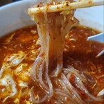 辛麺屋輪 - 麺はヘルシーな韓国麺とのこと。