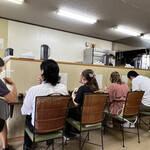 麺処 ごまや - 広々したカウンター。回転も速い。ノンストレスで待てる環境。