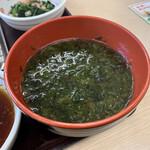 天丼・天ぷら本舗 さん天 - 焼き海苔入りの味噌汁。