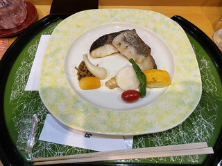 Masa - 4品目、お魚料理。程よい塩加減に焼き具合、歯応えのある身、副菜が色彩りと味のアクセントを変え、美味しく頂きました。