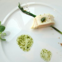 レストラン シンフォニー - 魚料理
                 
                鰆のコンフィ アンチョビと雪菜の花のコンディマン
                 緑胡椒風味
                 ミネラルたっぷりの三陸産海草と浅蜊のジュのソース