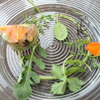 レストラン シンフォニー - 前菜
                 
                季節の貝の旨味と野菜の食感
                ほのかにポルト酒風味をつけたジュレ寄せ