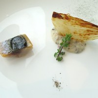 レストラン シンフォニー - 温前菜
                   
                  じっくりローストした地産玉ねぎと鰊のポワレ
                  蓬の香りのアクセント