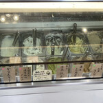 おかじ - 陳列棚