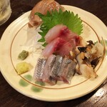 金町製麺 - 刺身盛（イワシ、つぶ貝など）