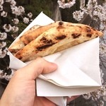 Il Lupone - マルゲリータ持ち歩き用
                        四つ折りにされたピザ、500円。花見客で賑わう時期に店外で販売されてます。安くてうれしい。