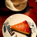 トムズカフェ - チーズケーキとブレンドコーヒー(ナチュラル)を真上で撮影。