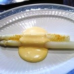 横浜うかい亭 - ホワイトアスパラのポッシェ　オランデーズソース