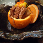 魚菜 由良 - 柑橘系の器に入った蛸等