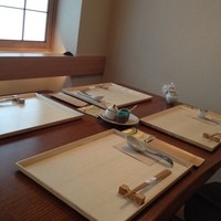 広尾はしづめ - 小綺麗でセンス良い店内
