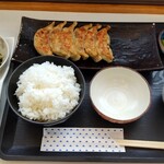 ひろしの餃子亭 - 餃子定食　700円　本日のお惣菜２品　海鮮マリネ　ねばねばサラダ　380円
