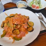 CAFE DE YURI - 料理写真:イタリアンスパゲッティ（サラダ付き）