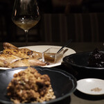 SMOKE DOOR - 48時間調理したチキンの薪焼き、24時間炙ったカリフラワー、4日間かけてつくるビーツのロースト