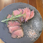 スポーツ酒場 ダグアウト - ローストビーフ，ヒマラヤ岩塩で