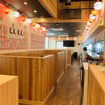 大山どり炭火焼酒場 俺の店 - 木のぬくもりある、明るい大衆酒場の雰囲気♪