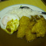 味処 つくし - この日の日替り、カレー！トンカツと目玉焼きが乗って、カレーはお替り無限大！（爆）