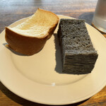 シエロイリオ - セットのパン（黒いのは竹墨を練り込んでるらしい）