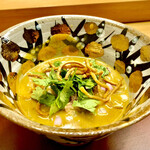 美会 - 特別メニューのカオソーイ。上に揚げ麺、下には細麺、少し軽めのカレースープを　これもいいなぁ