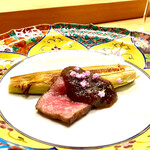 美会 - ヤングコーンとサーロインのタタキを甘酸っぱいタマリンドソースで　ソースが肉の旨味を更に引き出します♫