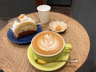 AC ROASTERY - カフェラテと桃のロールケーキ